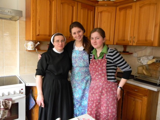 Студенти допомагають сестрам на кухні