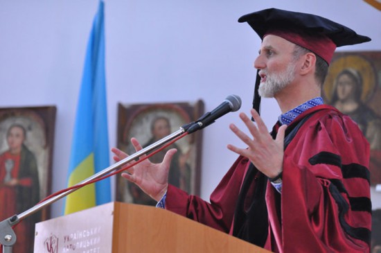 Ректор УКУ о. д-р. Борис Ґудзяк вітає випускників