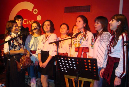 Студенти МПЕН представляють українську делегацію народною піснею