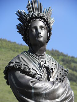 Фігура Пресвятої Діви Марії на згадку про об`явлення в Ла Салетт