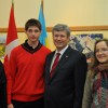 Прем'єр-міністр Канади Стівен Гарпер із студентами МПЕН