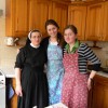 Студенти допомагають сестрам на кухні